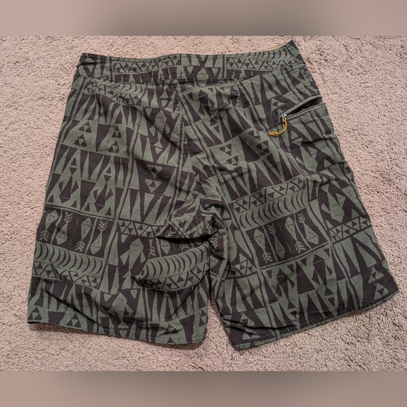 Patagonia Green and Black Board Shorts Quick-Dry Swimwear - Picture 2 of 5